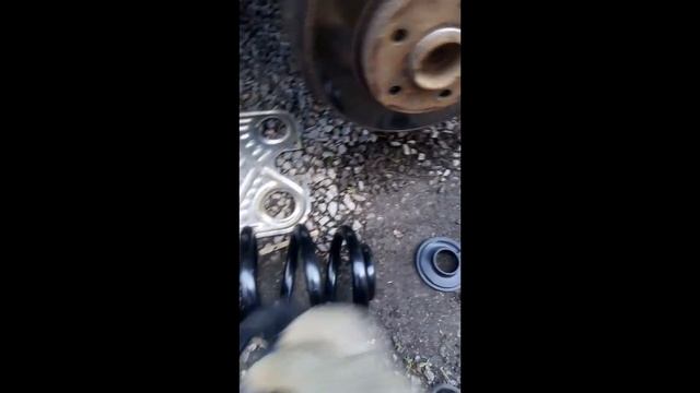 Как заменить задние пружины на ФОЛЬКСВАГЕН КАРАВЕЛЛА Т5 смотреть онлайн