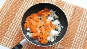 Суп с пельменями на курином бульоне