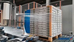 Установка защитных картонных уголков на паллету | Паллетообмотчик ROBOPAC с вращающейся рукой