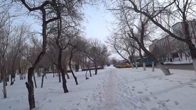 Караганда | улицу Ленина переименовали в Абая, а кинотеатр и памятник Ленину остались - от кинолент