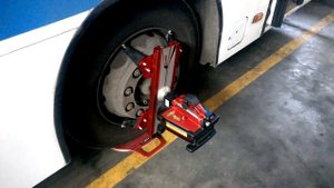 Схождение колес автобуса