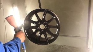 Покраска диска порошком в черный глянец.