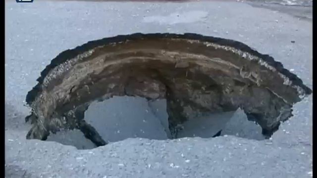 В Омске напротив ОмГУ провалился асфальт