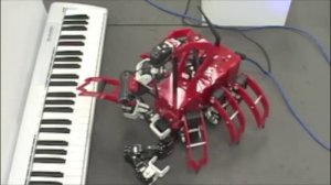 Робот учится играть на рояле 