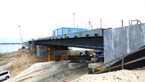 На дороге к новому мосту через Обь скоро начнут укладывать асфальт