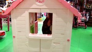 VLOG поход в детский магазин игрушек Hamley's. Настя танцует с мишкой.