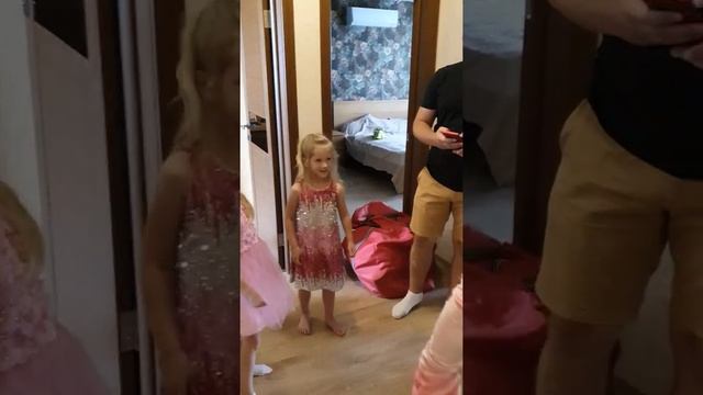 Розочка Тролли пришла на день рождения Таи смотреть онлайн