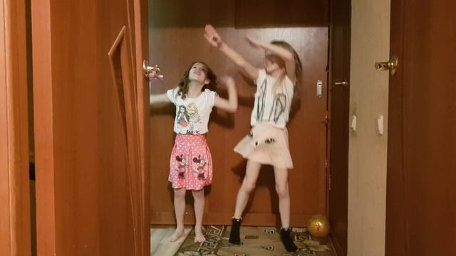 Танцуют наши курочки!!! Смотреть всем!/ Our chickens are dancing!!! Watch everyone! Видео для детей