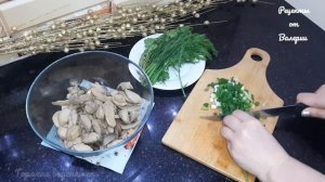 Салат из маринованных грибов с зеленью.