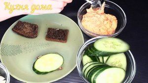 Бутерброды с икрой. Бутерброды с икрой мойвы и огурцом. Бутерброды с икрой, чесноком и черным хлебо