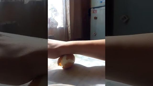 Как быстро почистить яйцо. смотреть онлайн