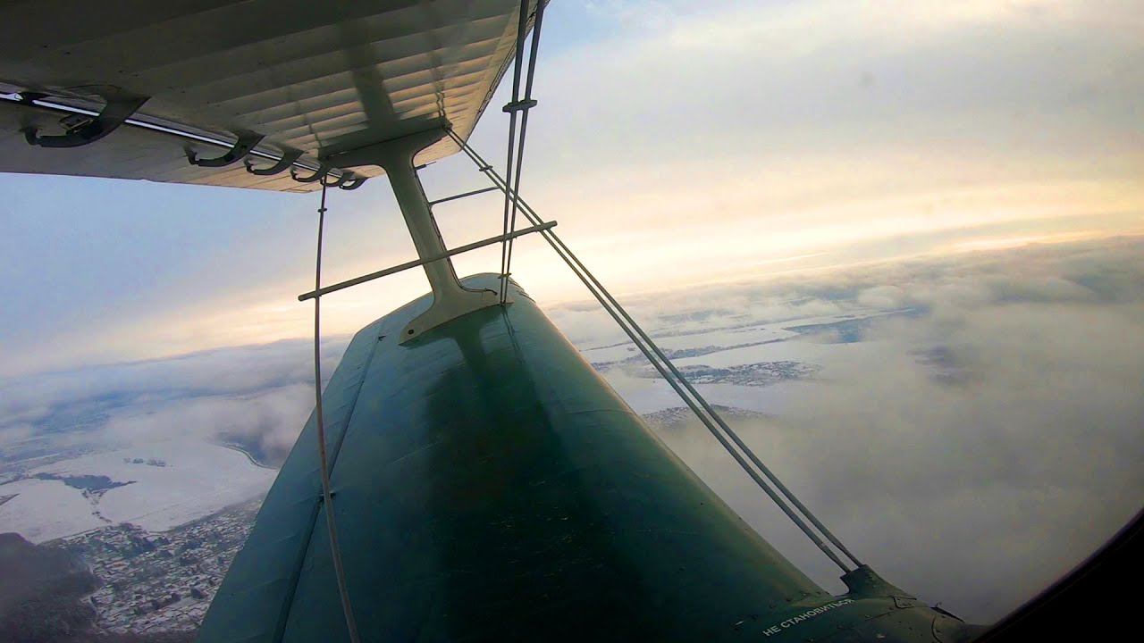 Зимний взлет самолета Ан-2 со снежного аэродрома. Взлет сквозь облака смотреть онлайн