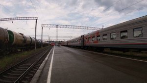 Пассажирский поезд Пермь — Адлер прибывает в Горячий Ключ