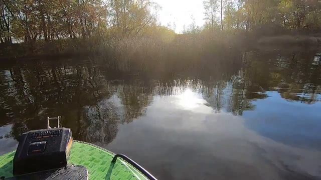 Ловля щуки и окуня с лодки, р. Днепр, Киев, осень 2020 смотреть онлайн