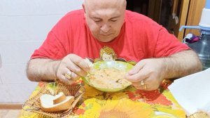 Мукбанг. Борщ со сметаной. Не стало близкого мне человека.