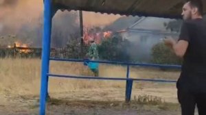 В микрорайоне Лиховском Каменска-Шахтинского ландшафтный пожар перекинулся на жилые домовладения.