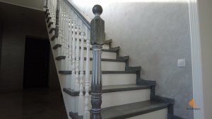 Бело-серая лестница с патиной