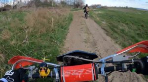 Гоняем на эндуро зайца в поле