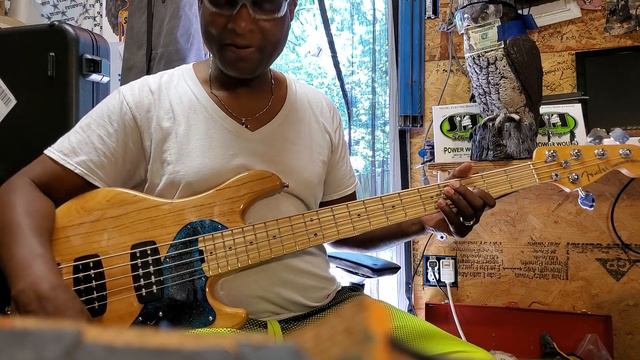 A piano players "Dream Bass" Fender American Dimension 5 смотреть онлайн