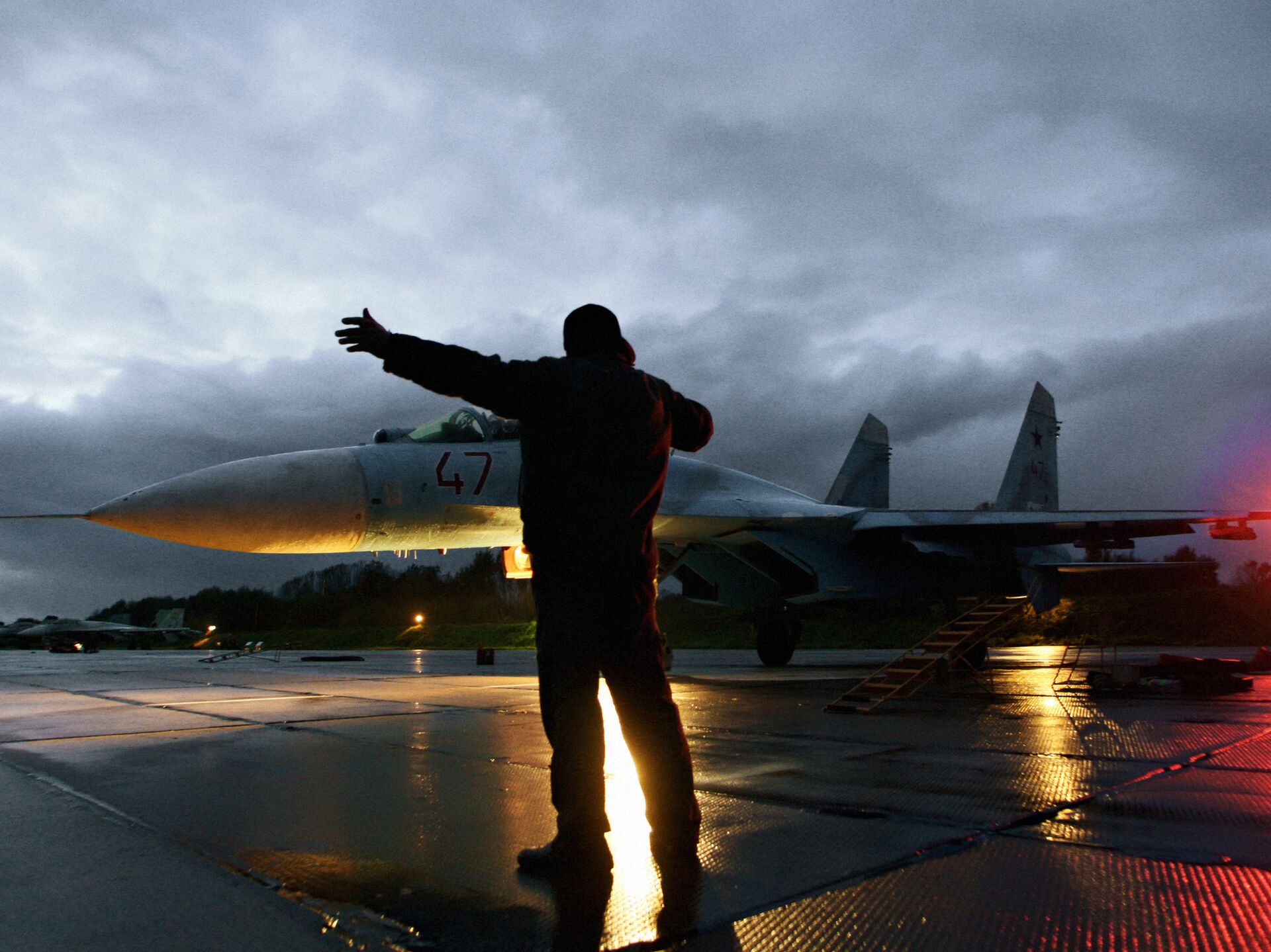 Истребитель людей. Летчик истребитель Су-27. Истребитель на закате. Взлет истребителя. Военный самолет на закате.