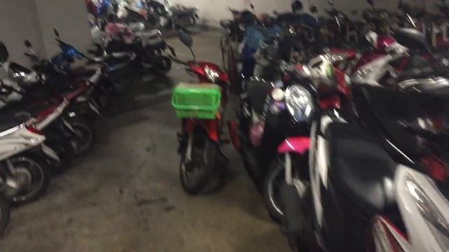 ТАИЛАНД. ОБЫЧНАЯ ПАРКОВКА СУПЕРМАРКЕТА.