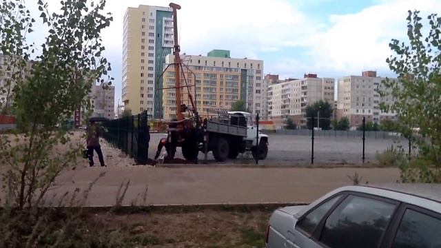Установка железобетонных опор ЛЭП на площадку автостоянки