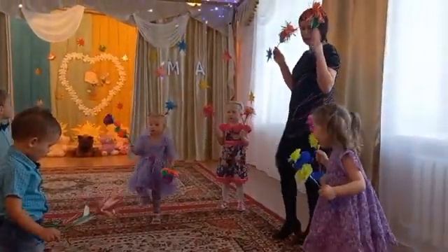 Танец с цветами для мамочки исполняют дети младшей группы ДОУ