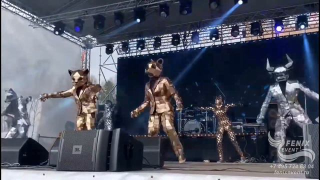 Зеркальные люди на праздник на встречу гостей в Москва - люди в зеркальных костюмах на велком