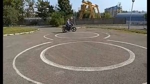 Мотоприкол. Восьмерка на мотоцикле задним ходом.