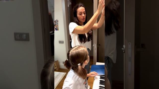 Смешные видео I Ах вот почему папа дарит маме цветы!
