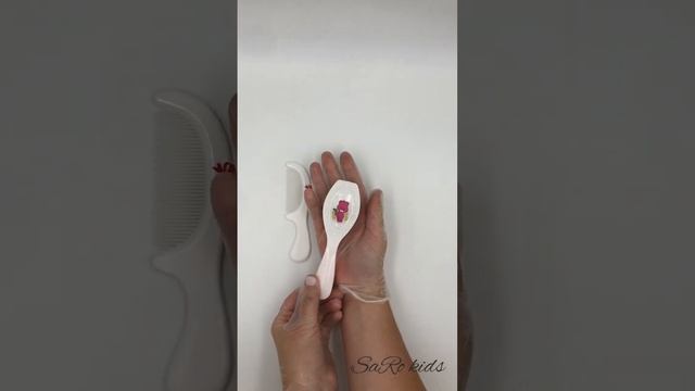 расческа с розовой ручкой