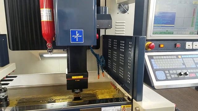 Электроэрозионный прошивной станок NEUAR CNC-HC60QE2 - процесс обработки смотреть онлайн