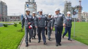 Глава Омской области оценил работу завода «Полиом»