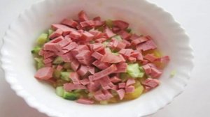 Салат из свежих огурцов с копченой колбасой