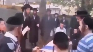 Ортодоксальные евреи жгут флаг израиля.