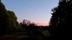 Тонкий месяц на небе. Вечереет. (timelapse)
