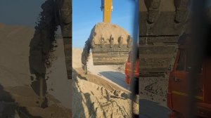 пробиваем дорогу, перемещаем песок. Китайский экскаватор xcmg xe180wd..mp4