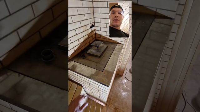 Кирпичная печь и вытяжная системы вентиляции.