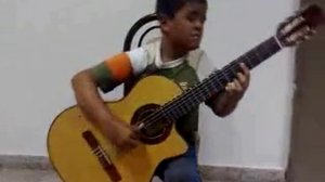 Мальчик красиво исполняет песню Титаник.