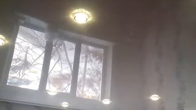 Глянцевый натяжной потолок  12 светильников Карниз для штор смотреть онлайн