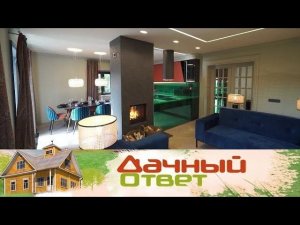 "Дачный ответ": Контрастная кухня-гостиная с панорамными окнами и камином