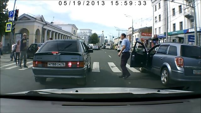Пешеход перешел дорогу по капоту автомобиля