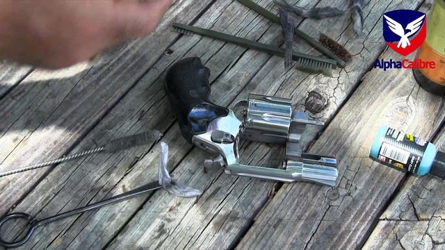 Limpieza básica de un revólver смотреть онлайн