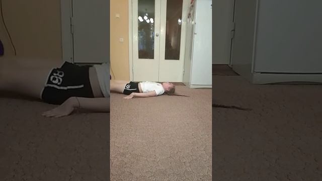 Под'ем ног за голову лёжа на спине 98 раз смотреть онлайн