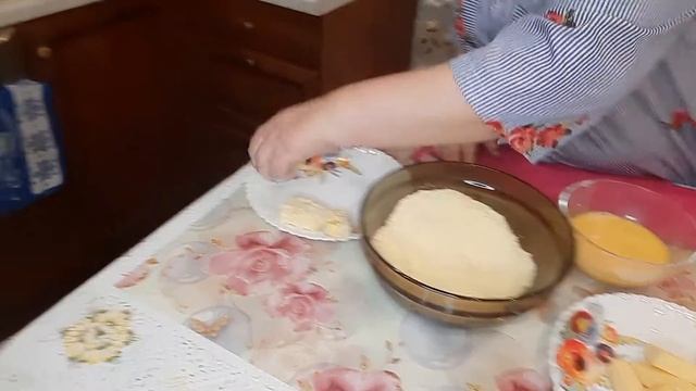 Жареный сыр в панировке - хоть на завтрак, хоть на ужин.