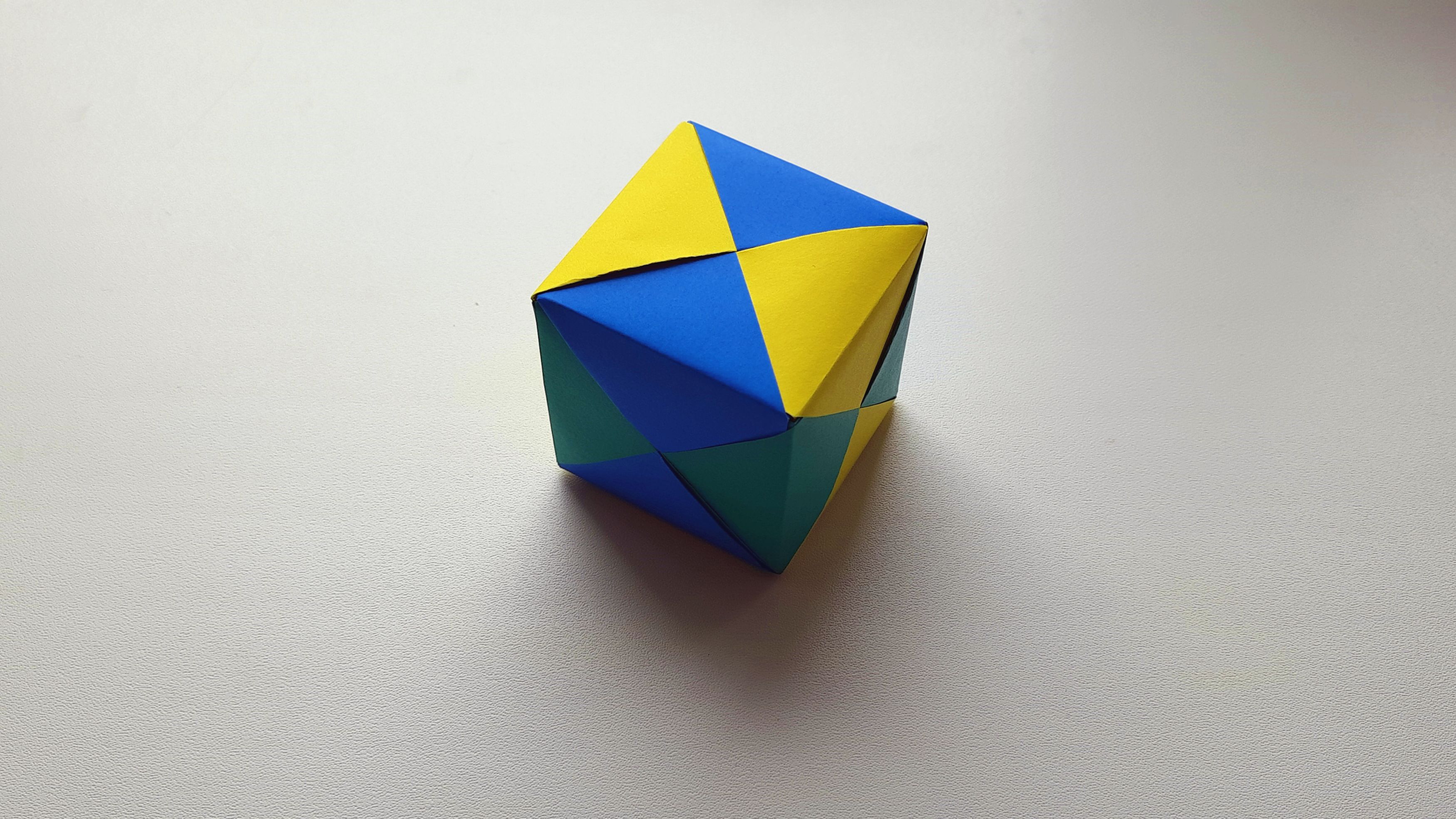 Оригами кубик. Оригами прыгающие кубики. Модульное оригами куб. Прыгучий кубик из бумаги.
