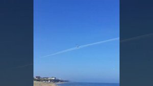 верталет летит низко в доль береговой линии. кучугуры летит железная птица. полет над уровнем моря