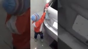 3-Х ЛЕТНИЙ МАЛЬЧИК МОЕТ МАШИНУ!!!