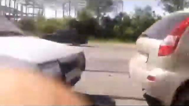 Пассажирский микроавтобус и легковой автомобиль столкнулись в Челябинске. ВИДЕО