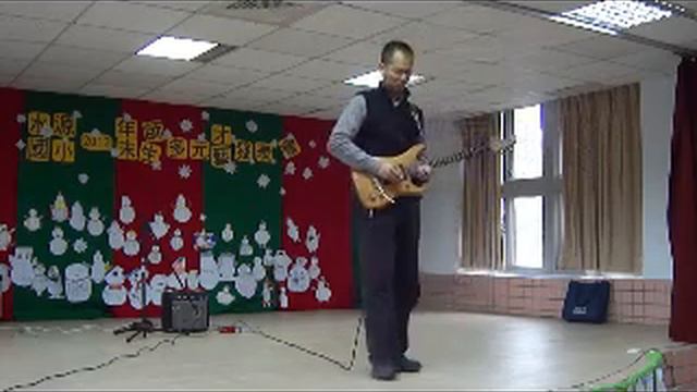 Taiwan elemetary school teacher play Chistmas song (rock guitar jam) смотреть онлайн